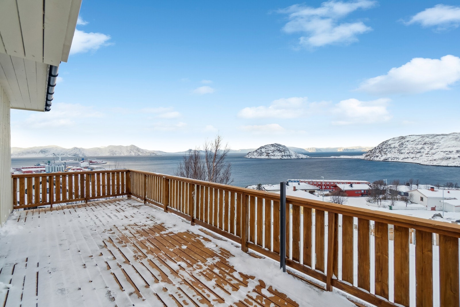 Boligen har flere uteområder, bl.a. fra spisestuen hvor du har adkomst til en terrasse på siden av boligen. Galleribilde
