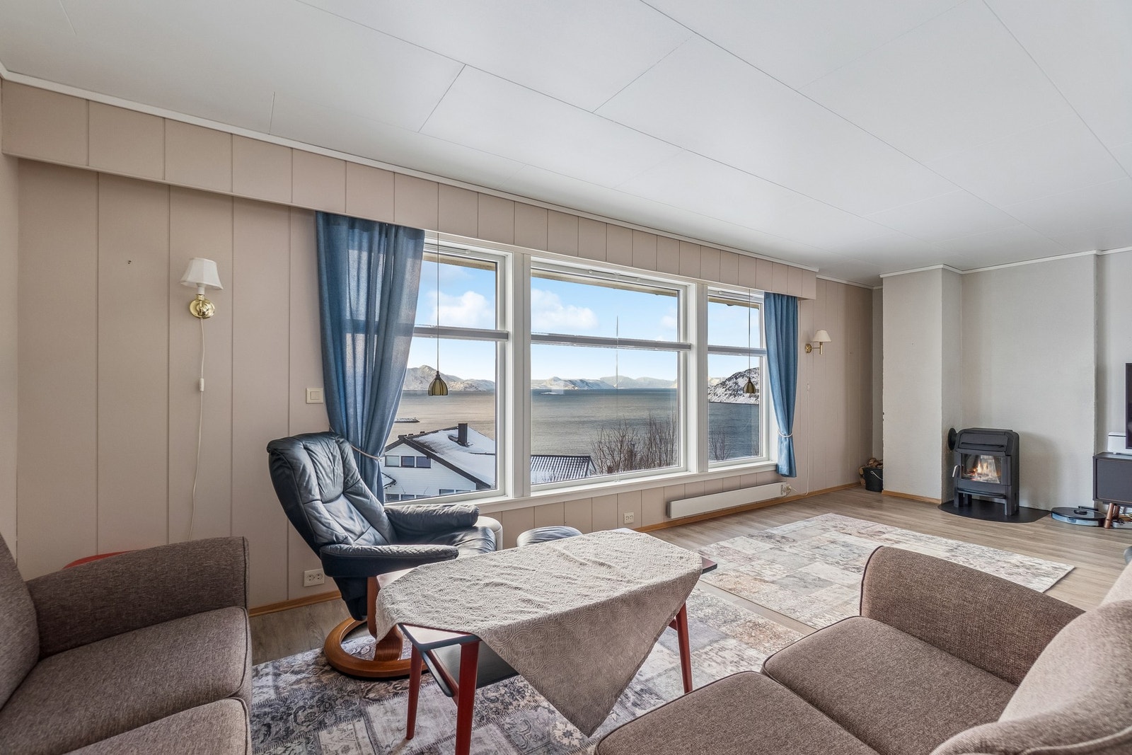 Hoveddelens stue har store vindusflater som gir deg rikelig med lysinnslipp hvor du også kan nyte en flott utsikt. Galleribilde