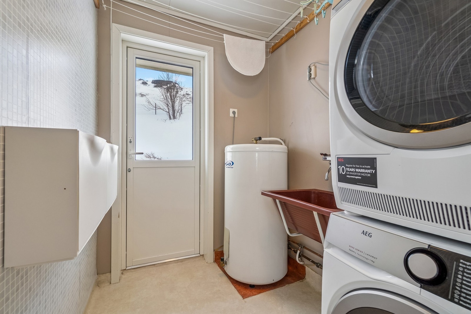 Vaskerom i hoveddel med utgang til terrasse i bakkant av boligen. Galleribilde