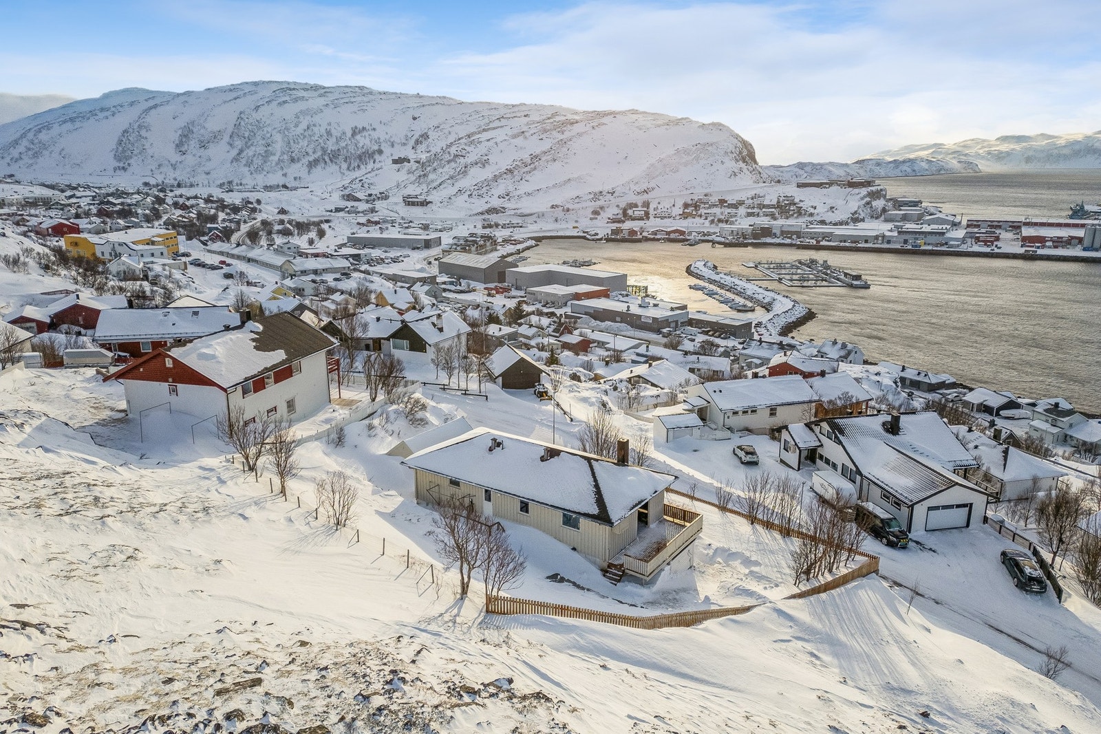 Området har lekeplass, fotballbane, idrettshall, svømmehall m.m. Eiendommen ligger også nær Breidablikk (badevann), samt flotte tur- og friluftsområder som gir gode rekreasjonsmuligheter både sommer og vinter. Galleribilde