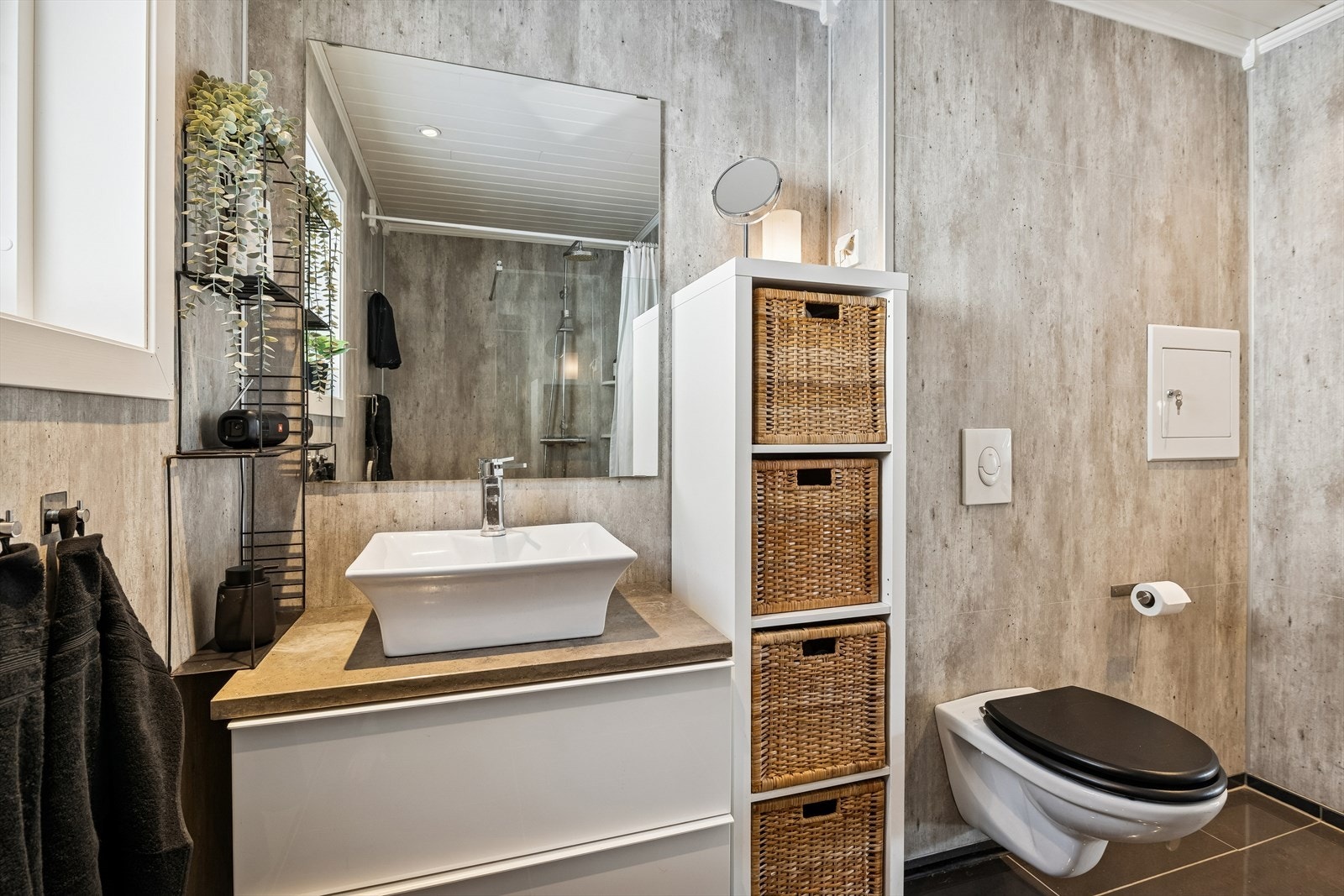 Boligens baderom er pent oppusset i 2014 og holder god standard, legg merke til rør-i-rør-system montert på veggen. Galleribilde