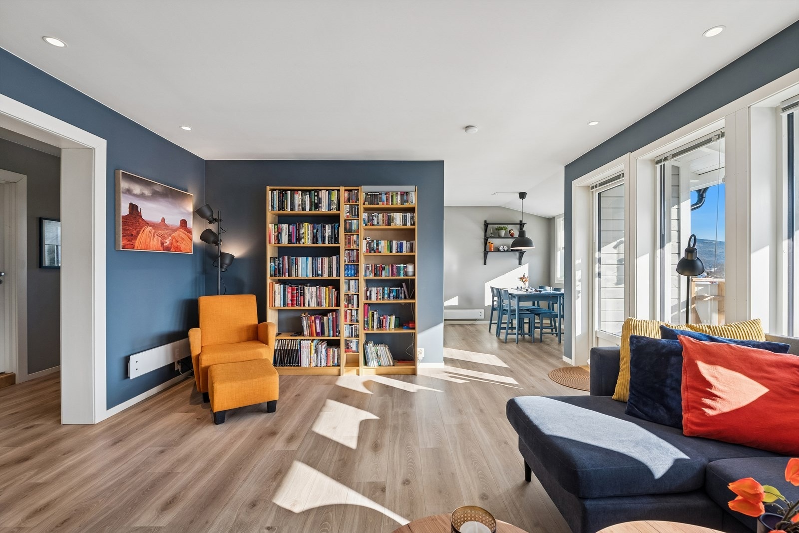 Boligen er godt vedlikeholdt gjennom årene og overflatene er malt i nyere tid. Galleribilde