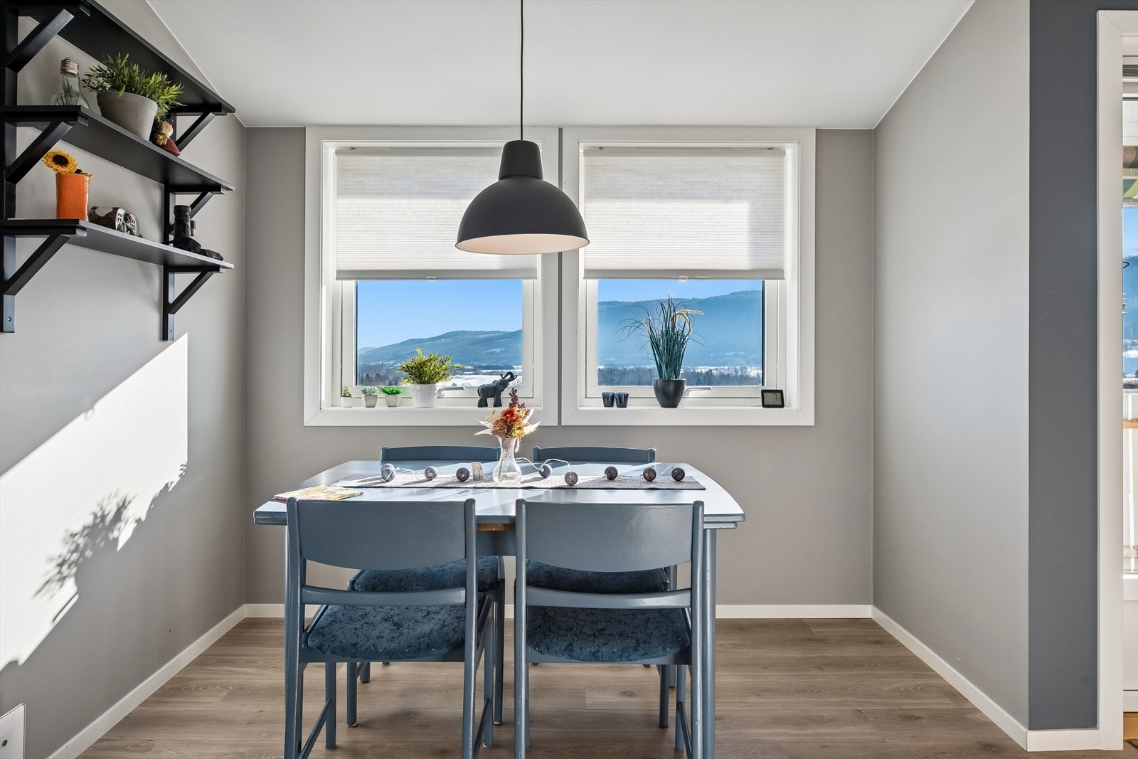 Gode muligheter for spisestue adskilt fra stuen. Galleribilde