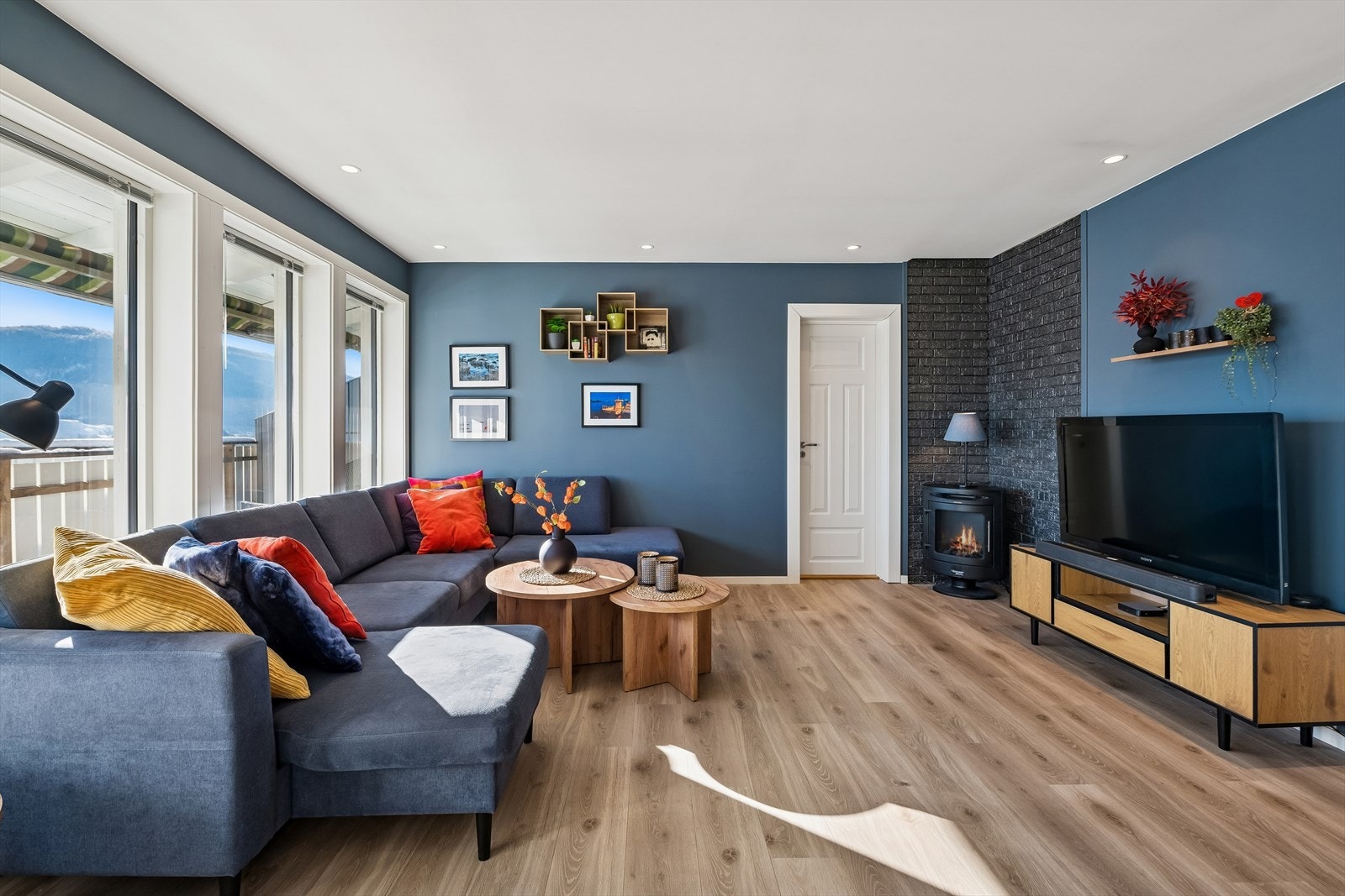 Stuen byr på rikelig med lysinnslipp fra store vindusflater! Galleribilde