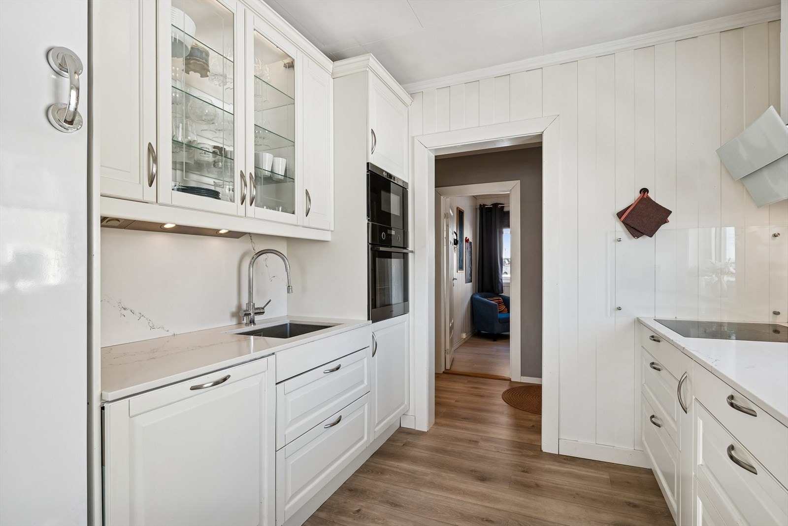 Integrerte hvitevarer og rikelig med oppbevaringsplass! Galleribilde