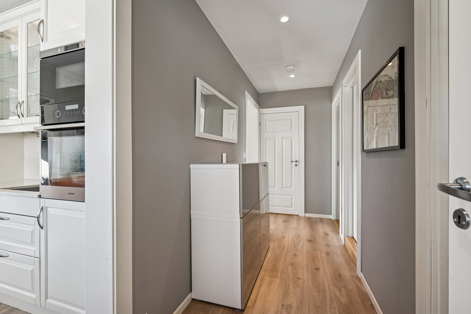 Pene overflater og profilerte dører. Galleribilde