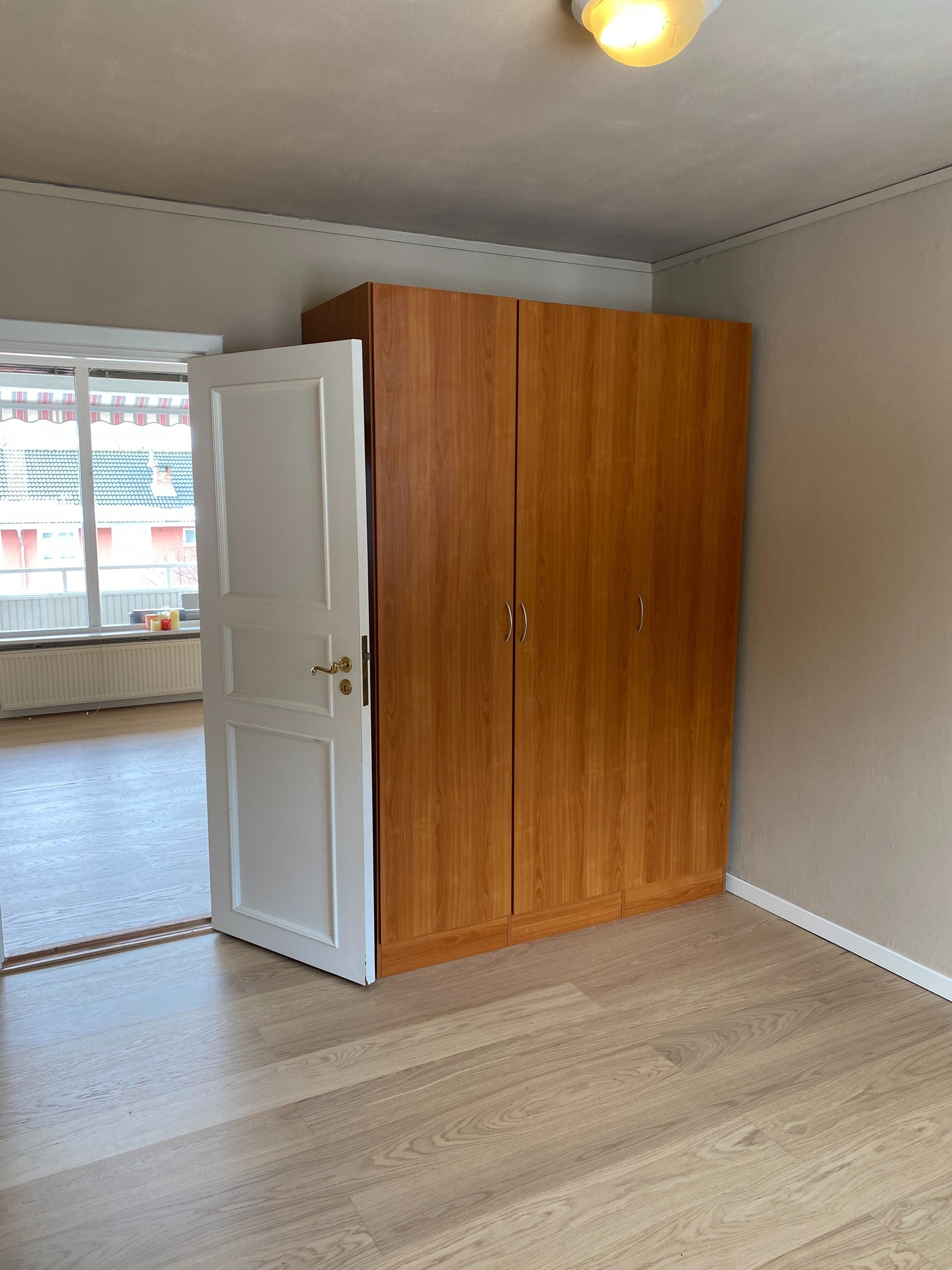 Følger med et stort klesskap på dette rommet. Galleribilde