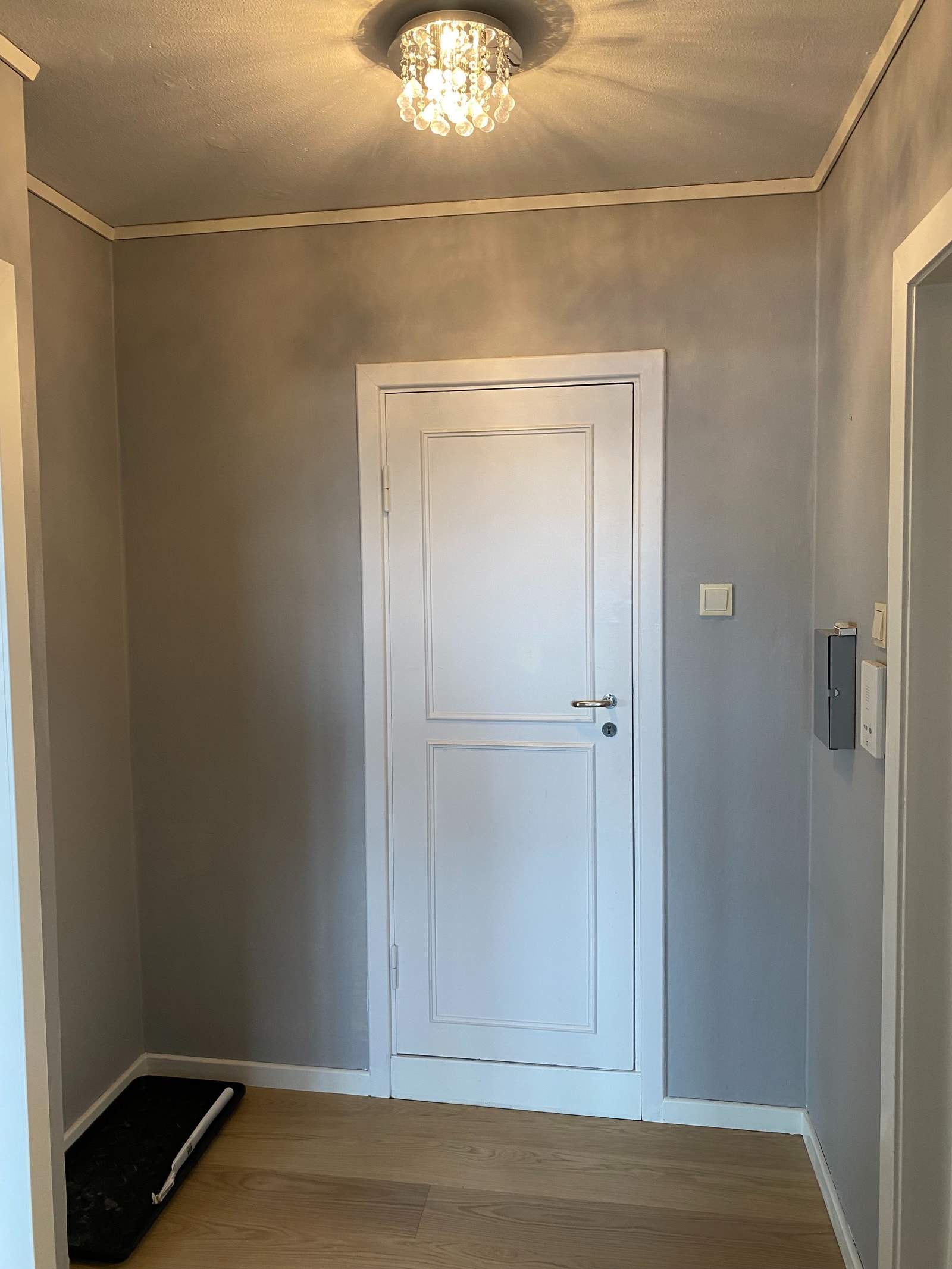 Gangen med nytt eikegulv fra 2026. Dør inn til badet. Galleribilde