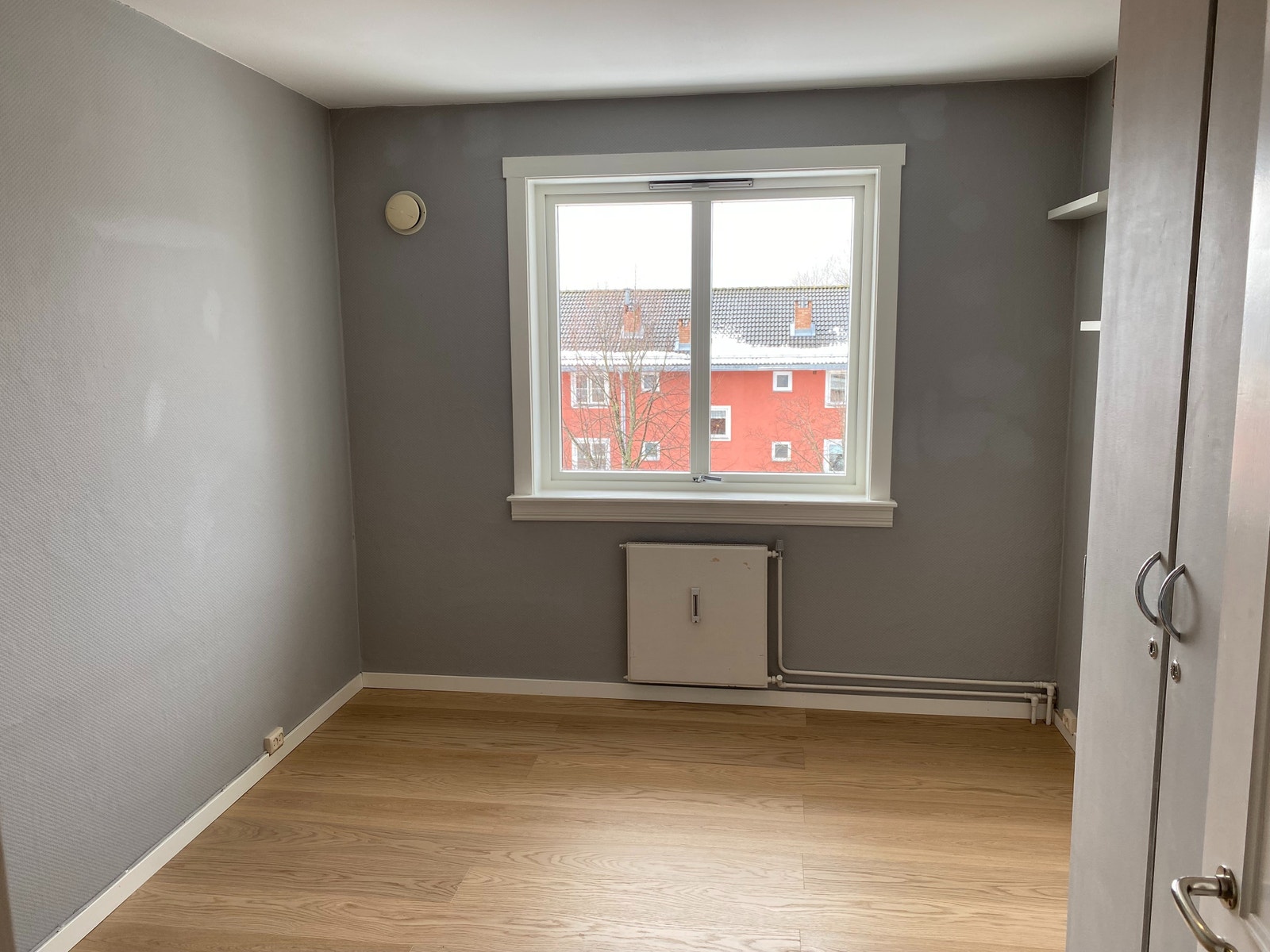 Ene soverommet ut mot gaten. Plass til stor dobbeltseng eller stort barnerom/kontor. Nytt eikegulv lagt i 2026 Galleribilde