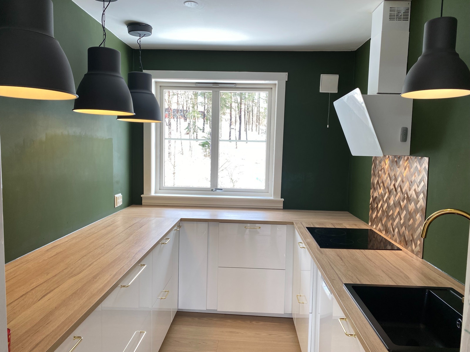 Her er bilde av kjøkken, pusset opp i 2019, men flisene over stekeplatene ble lagt i 2026 Galleribilde