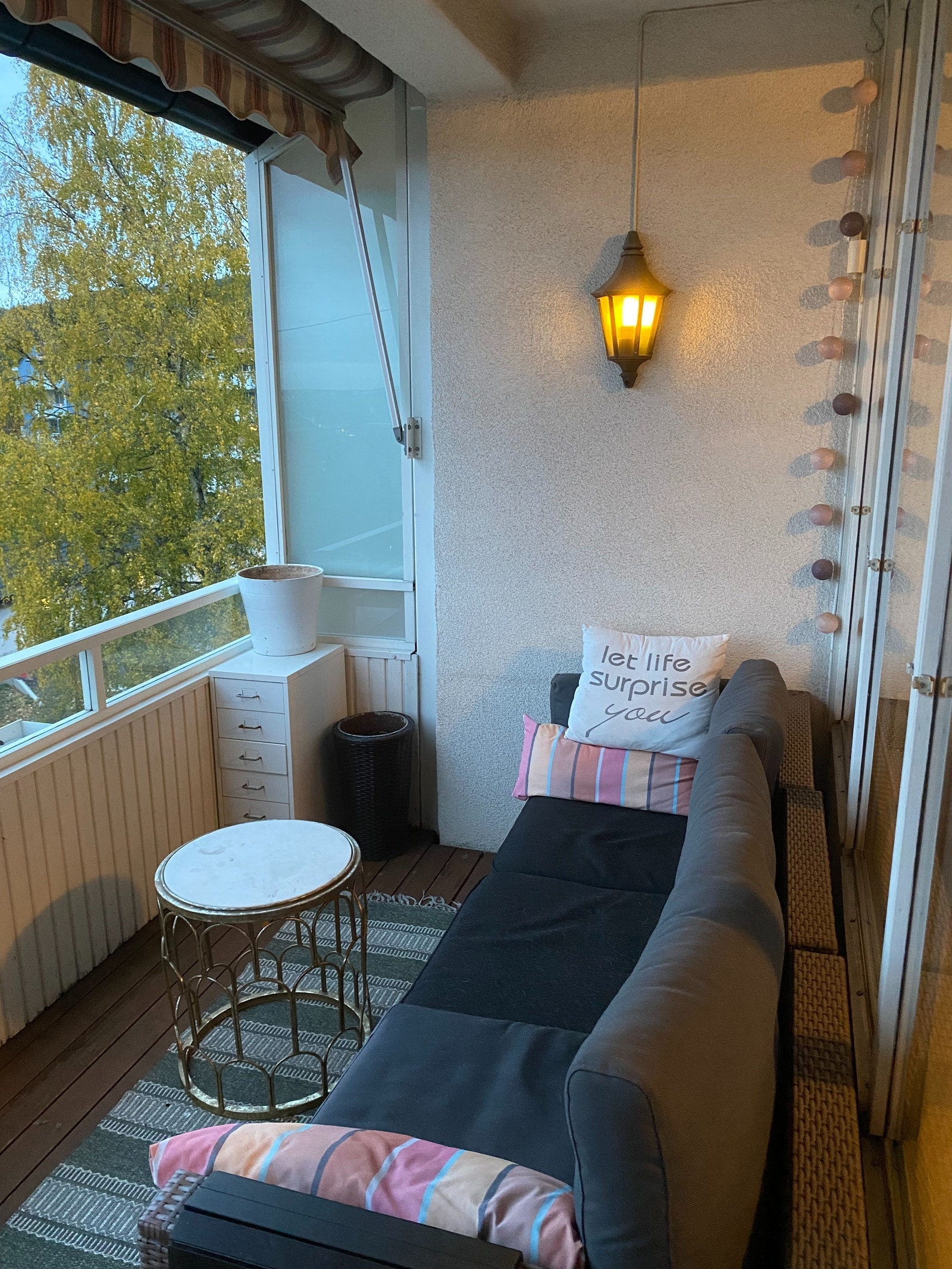 Gammelt bilde. Sofaen med puter står der enda. Galleribilde