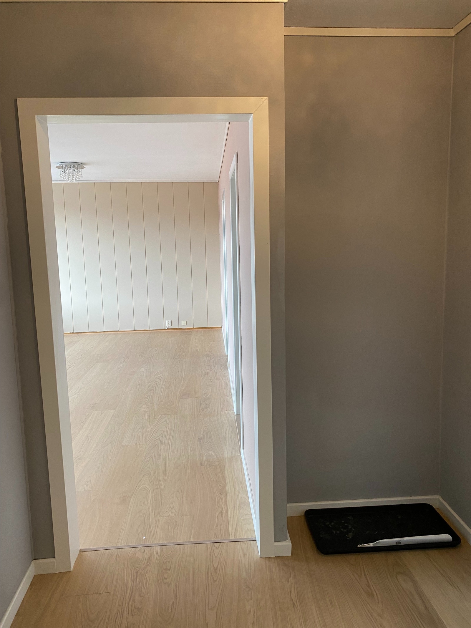 Bilde fra gang inn i stuen. Lyst og trivelig. Åpne flater. Galleribilde