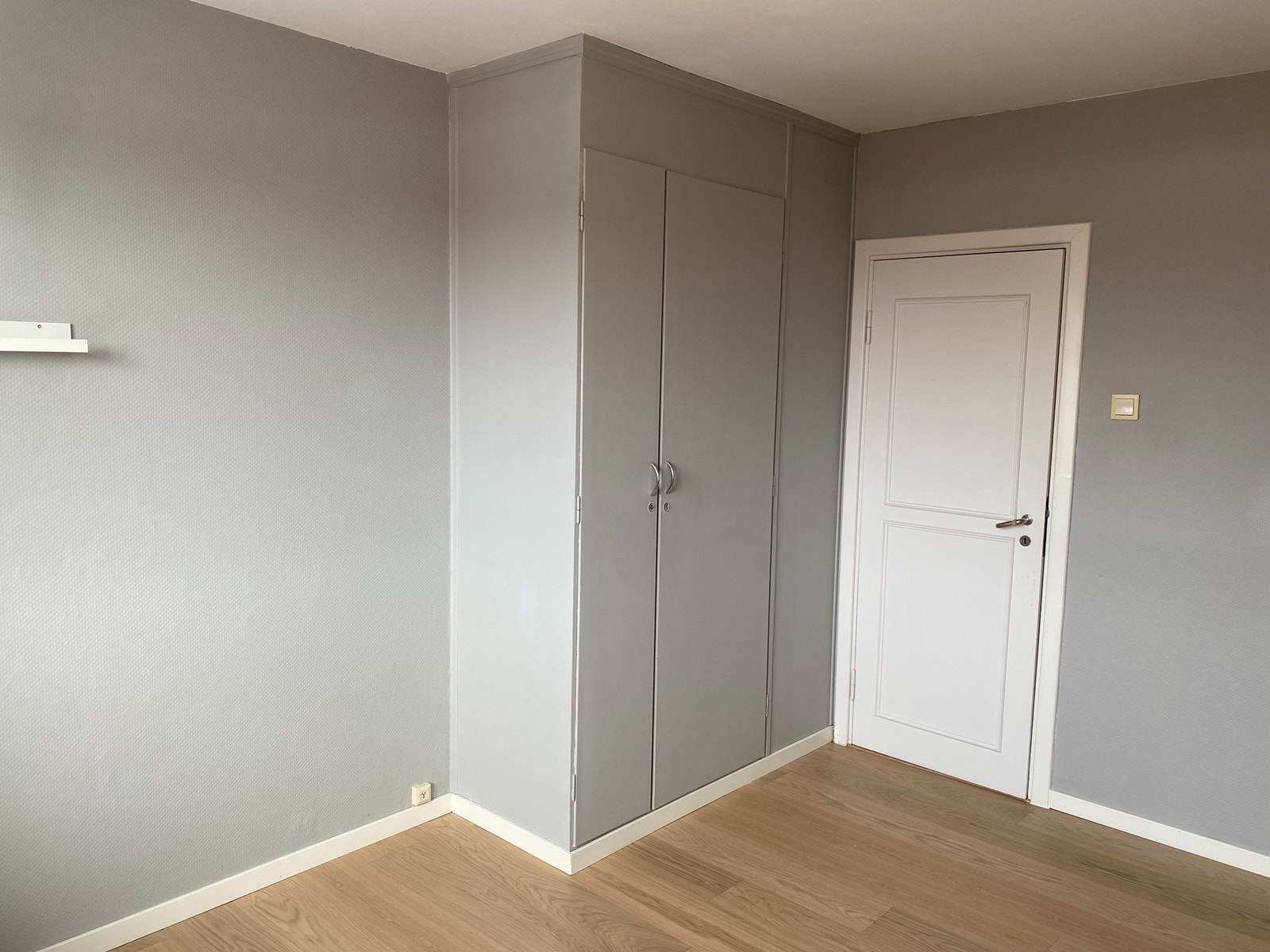 Det er et innebygget gammelt klesskap på rommet Galleribilde