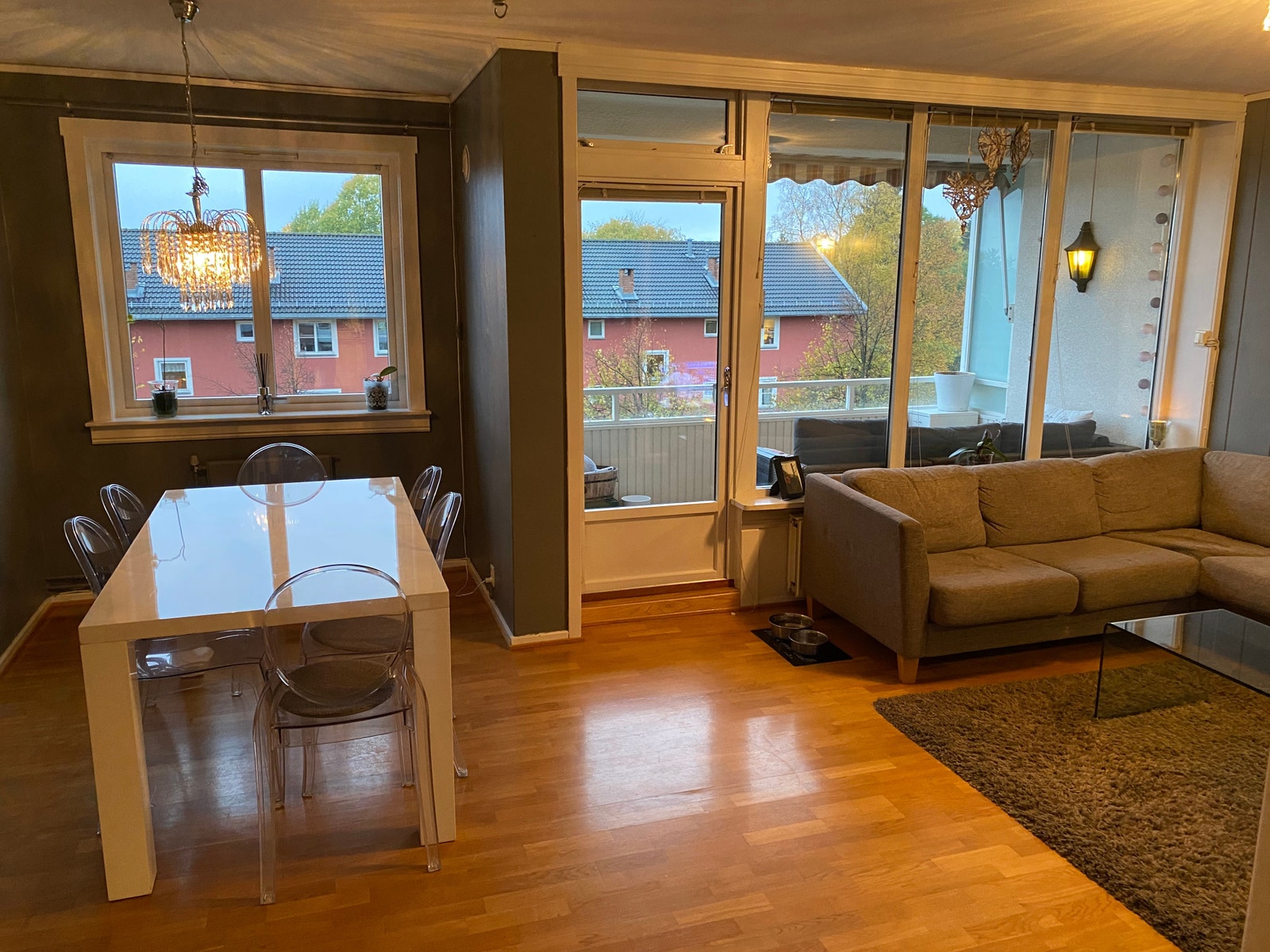 Forlengelse av stuen (Gammelt bilde av stuen, før den ble malt, ny parkett er også lagt). Spisebordet står på loftet. Galleribilde