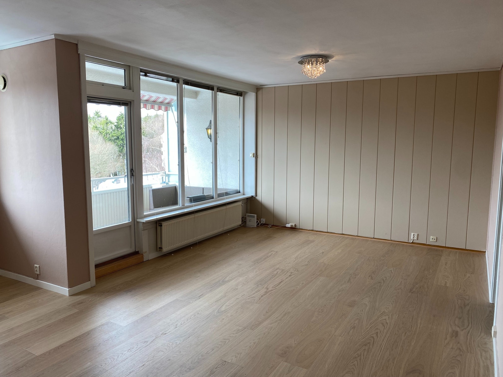 Her er nytt eikegulv lagt i stue og nymalte vegger Galleribilde