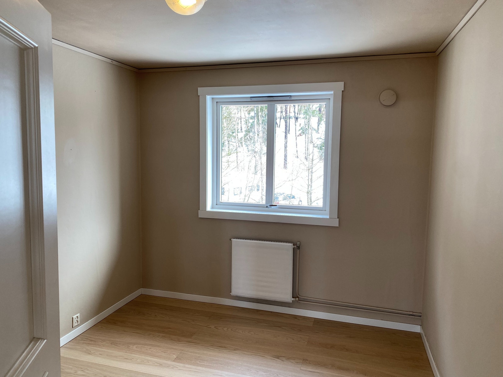 Soverom to vendt inn mot skogen bak leiligheten. Plass til stor dobbeltseng eller stort barnerom/kontor. Nytt eikegulv lagt i 2026. Radiator også her. Galleribilde
