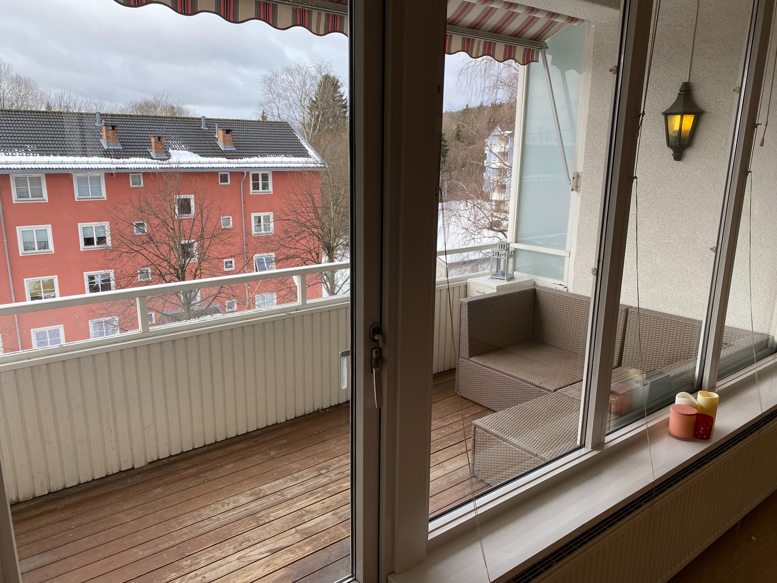 God plass på terrassen til å grille og nyte ettermiddagssolen, sofaputer ligger på loftet. Ny markise fra 2025 Galleribilde