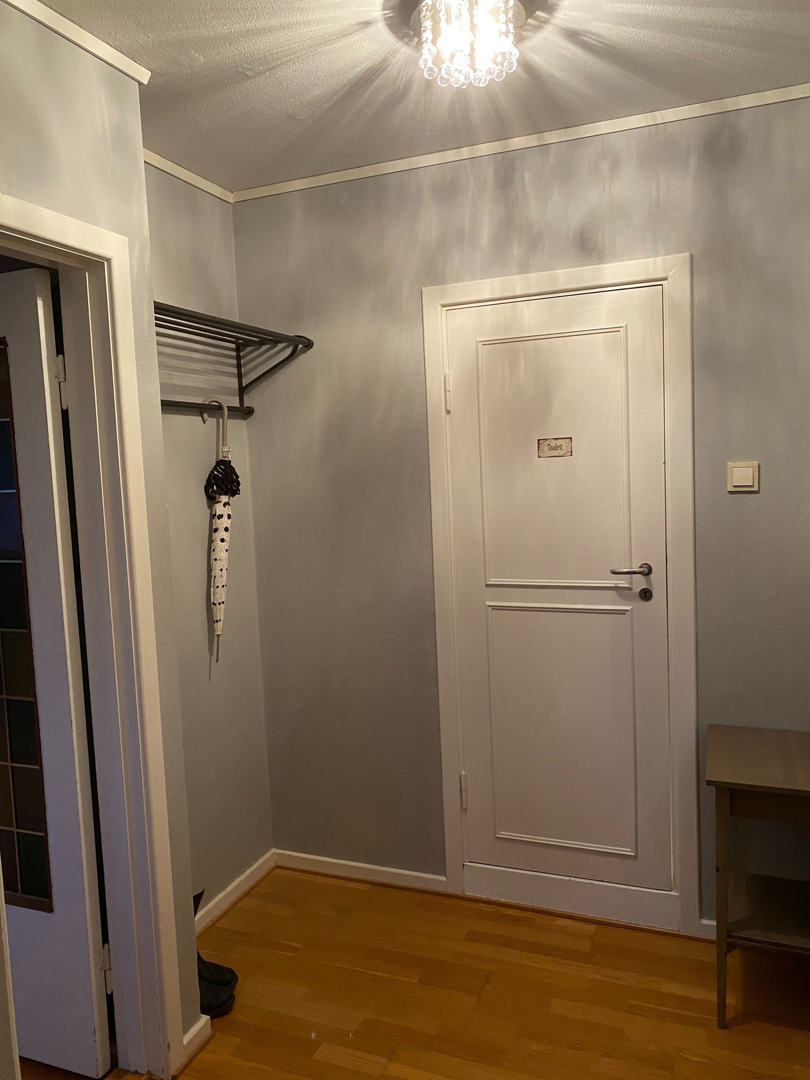 Gammelt bilde. Ny parkett er lagt. Hyllen som henger der ligger på loftet nå. Galleribilde