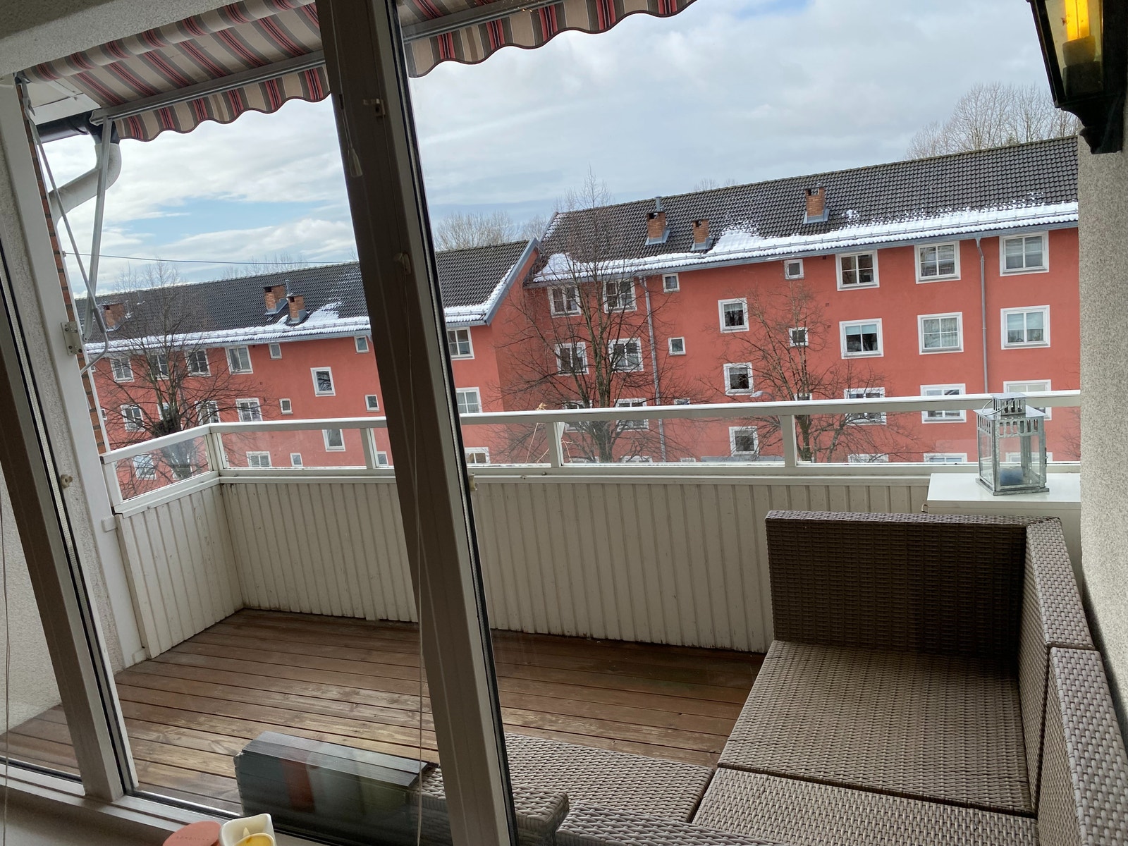 God plass på terrassen til å grille og nyte ettermiddagssolen, sofaputer ligger på loftet. Ny markise fra 2025 Galleribilde