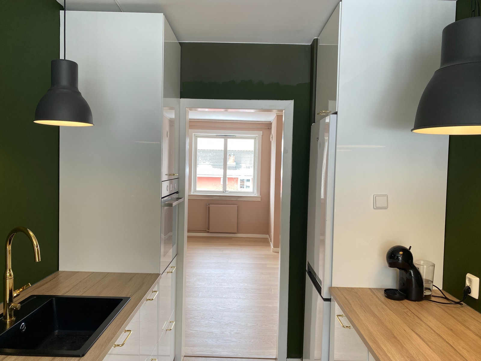 Kjøleskap med fryser på høyre side og komfyr på venstre side Galleribilde