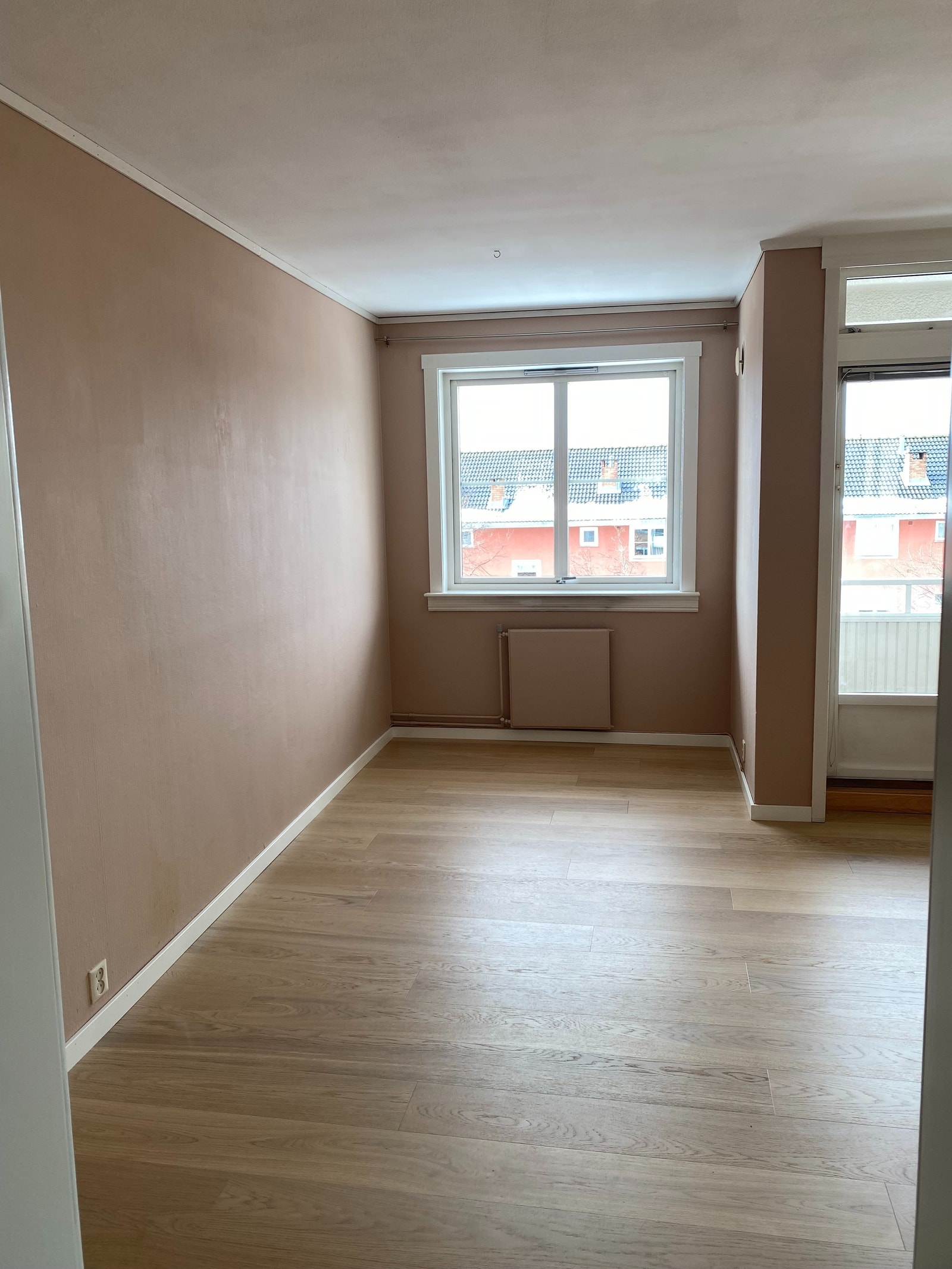 Her er nytt eikegulv lagt i stue og nymalte vegger Galleribilde