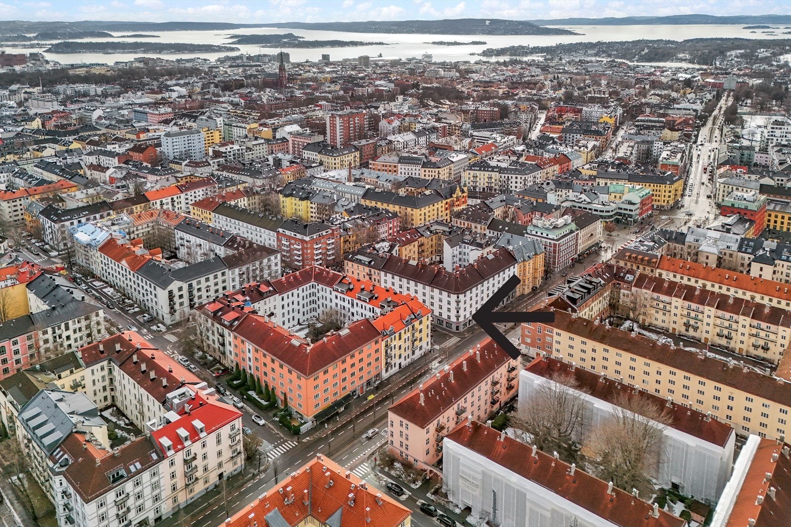 Boligen vender ut mot Trudvangveien og Kirkeveien Galleribilde