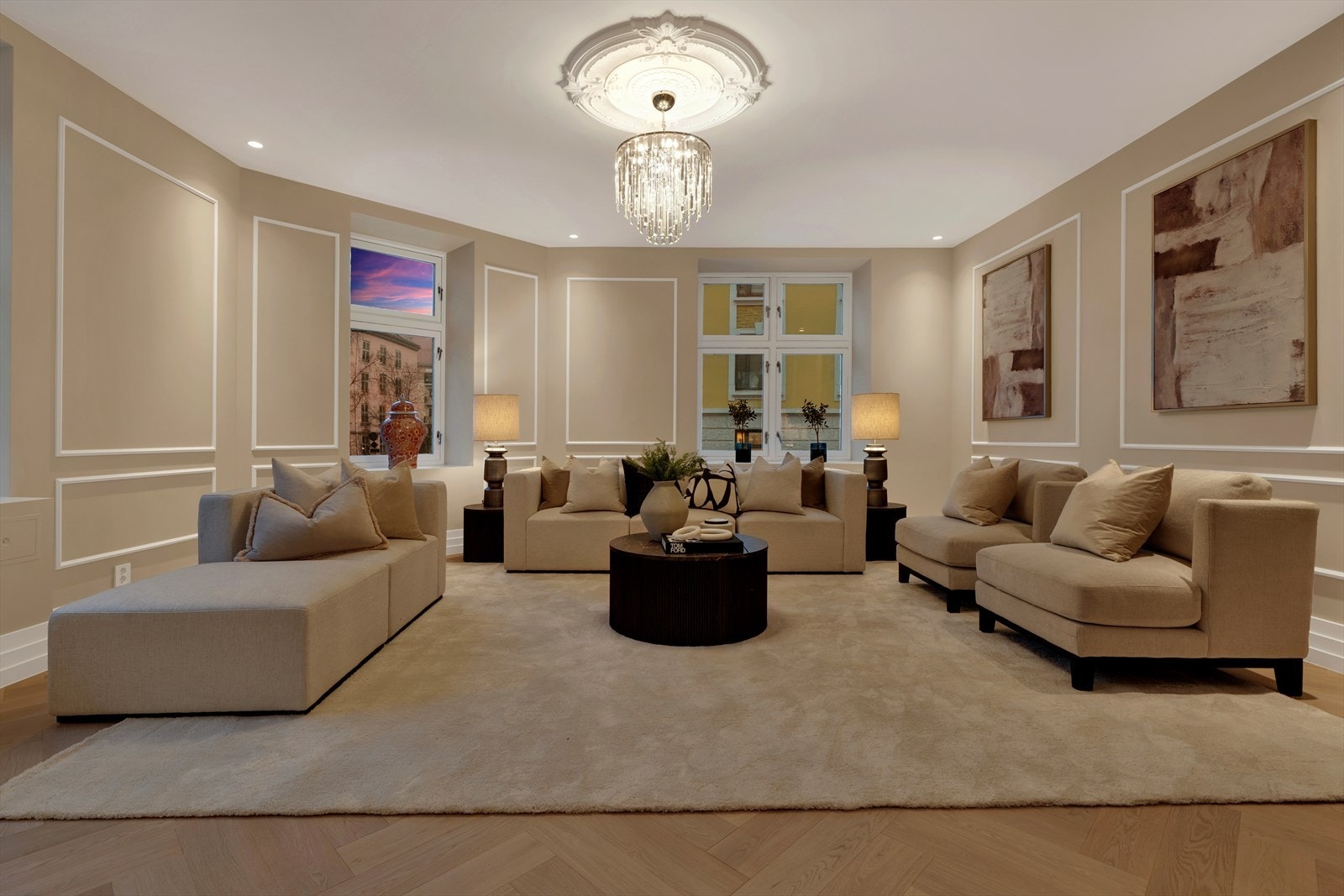 Stue med fiskebensparkett og molding Galleribilde