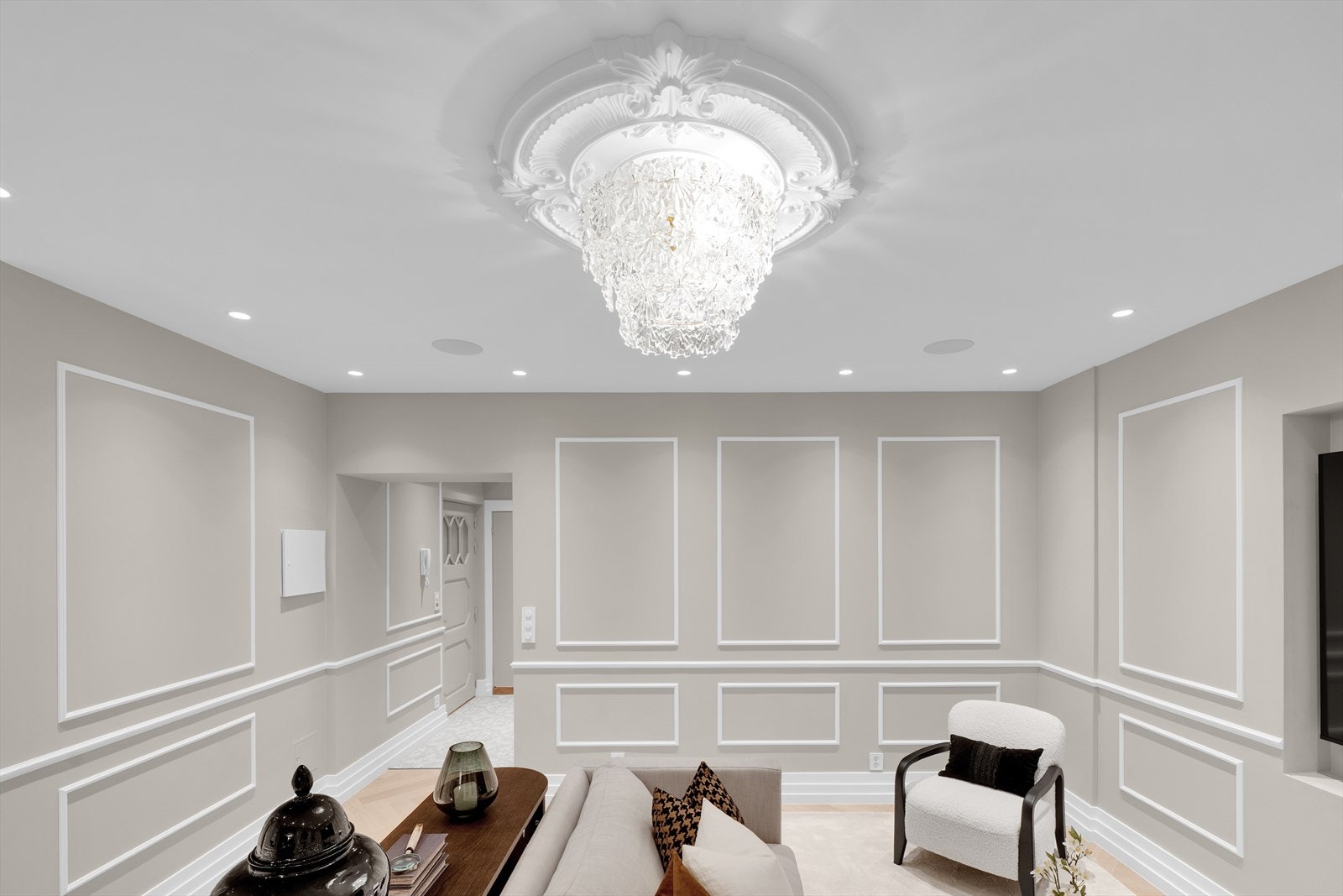 Flott stue og det er utstrakt bruk av molding. Legg merke til downlights, rosett og høytalere Galleribilde