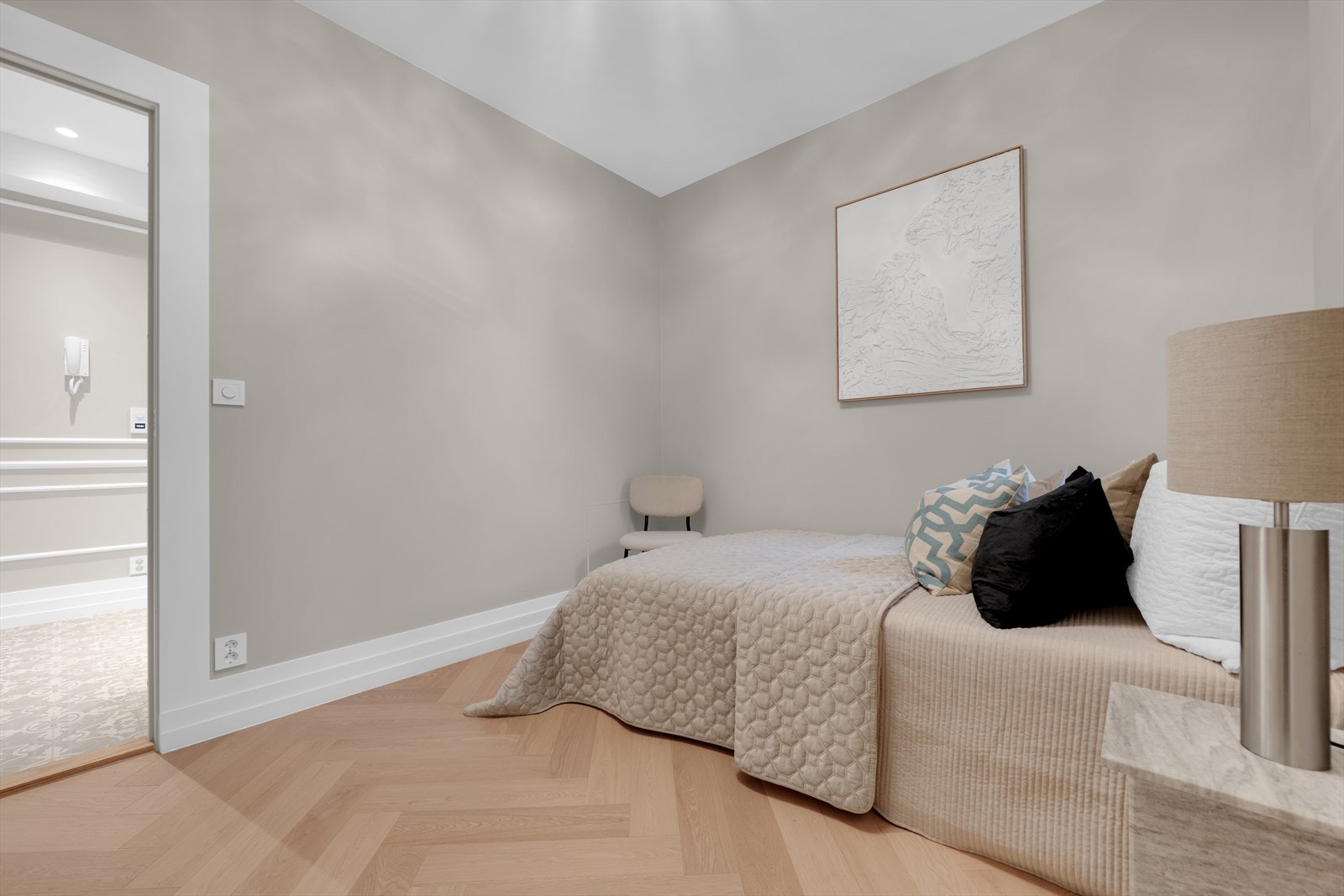 Soverom med fiskebensparkett Galleribilde