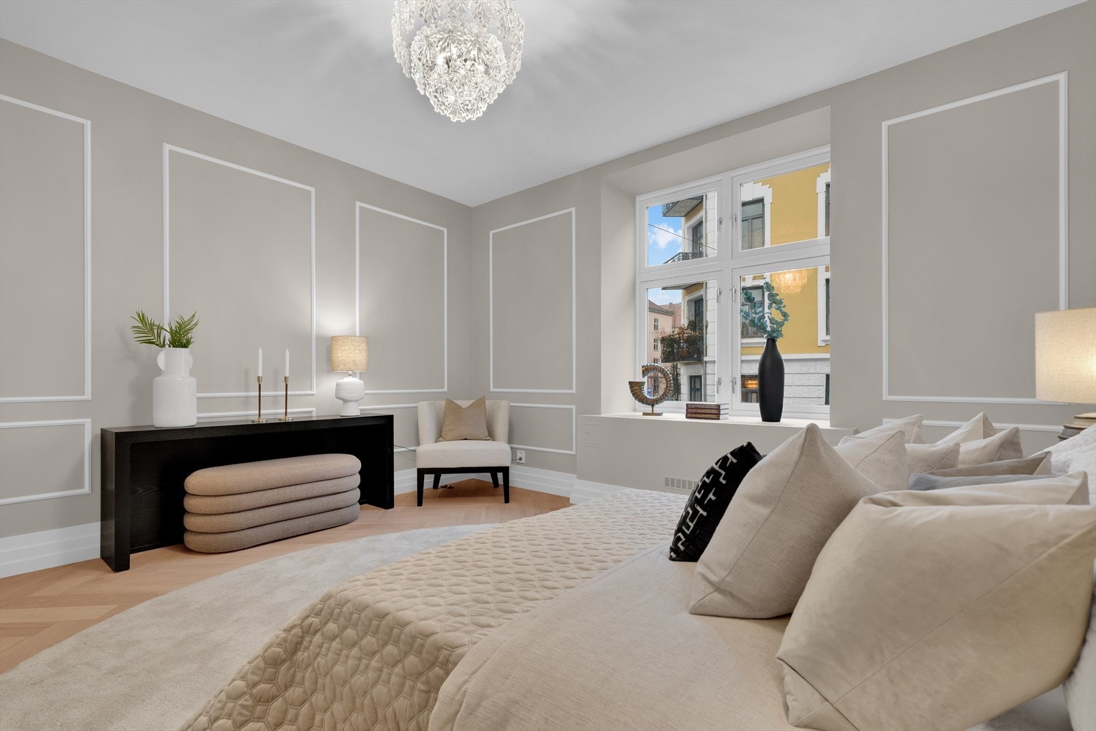 Soverom med fiskebenstavsparkett Galleribilde