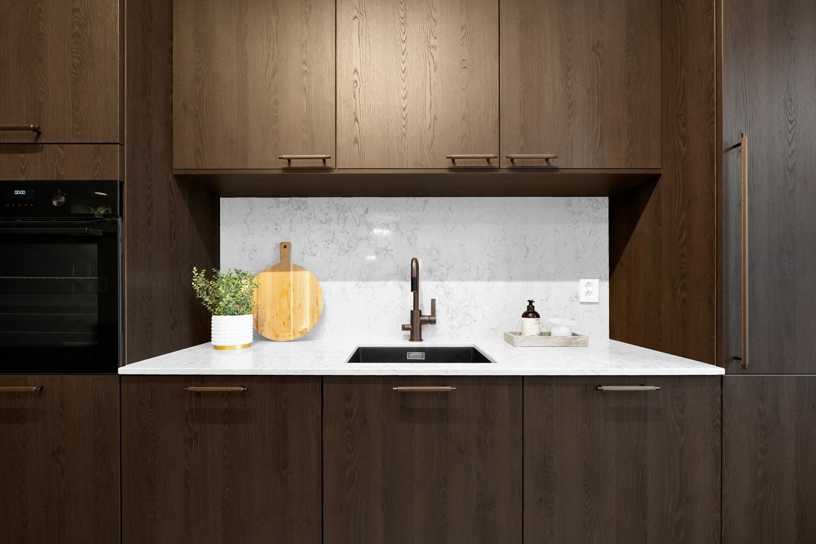 Kjøkken med godt med oppbevaring Galleribilde