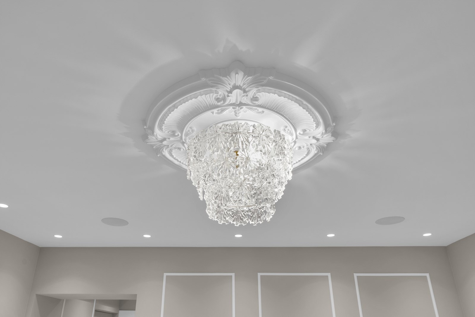 Det er rosett i tak og downlights. Det er også integrerte høytalere. Galleribilde