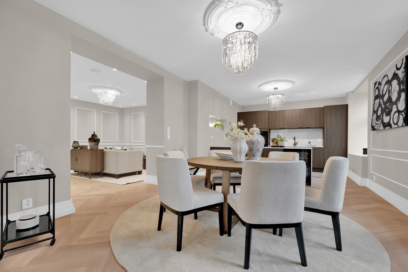 Spisestue og kjøkken. Galleribilde