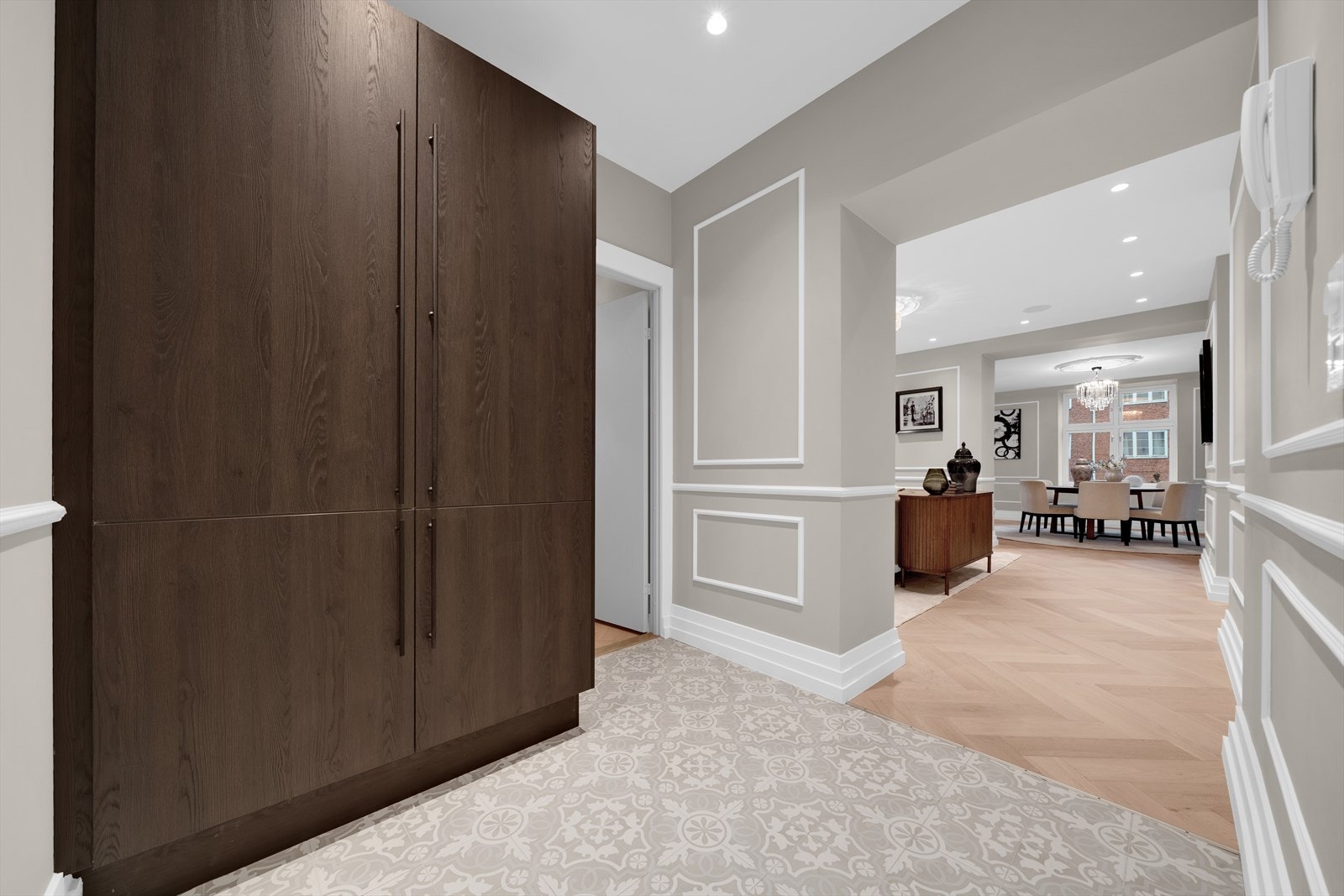 Hall med garderobeskap Galleribilde