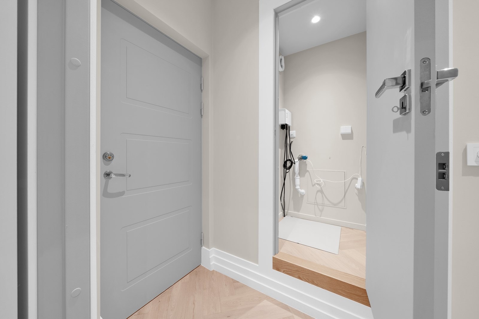 Entré for hybel 1 og hybel 2. Felles opplegg til vaskemaskin. Galleribilde