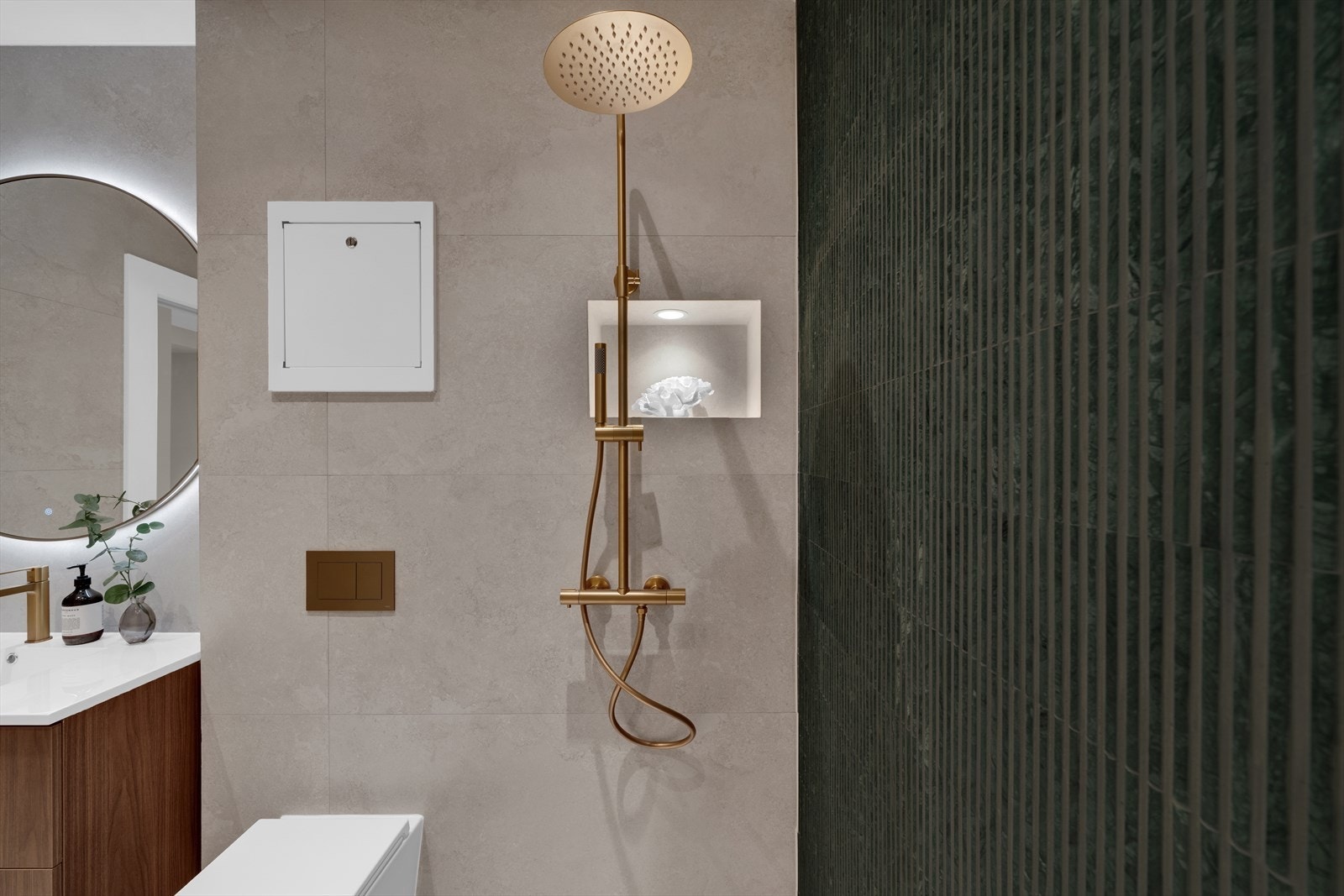 Baderom med servant, vegghengt WC og 2 dusjer Galleribilde