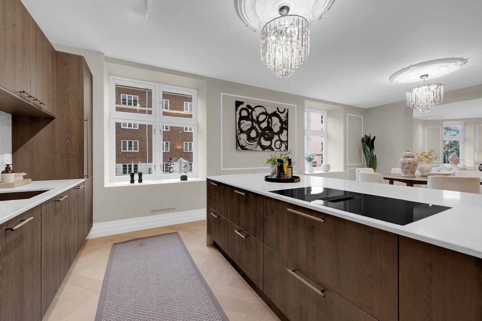 Det er radiatorvarme under flere vinduer Galleribilde