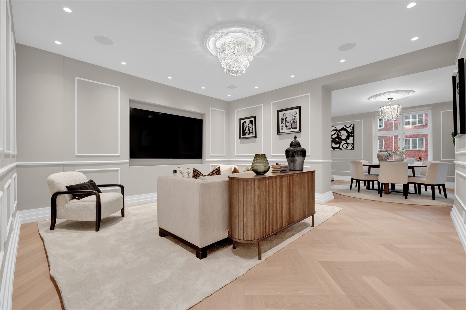 Stue med TV og høytalere i taket Galleribilde