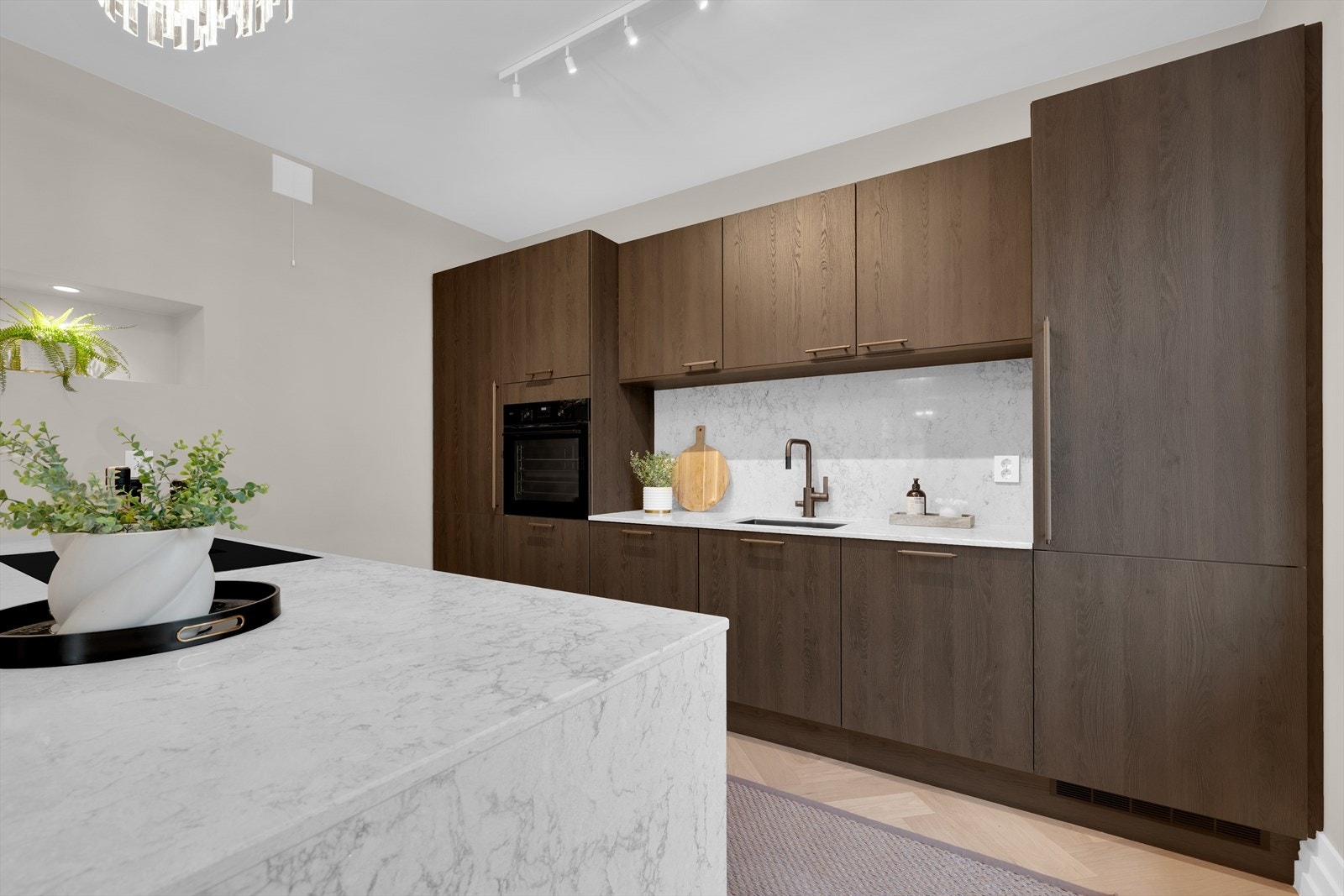 Benkepate i marmor Galleribilde