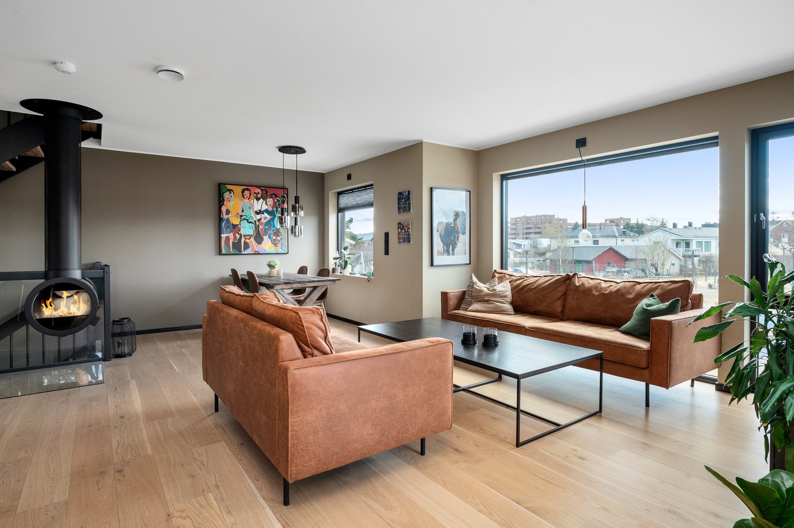 En svært attraktiv og innholdsrik vertikaldelt tomannsbolig fra 2021 over 3 plan. Galleribilde