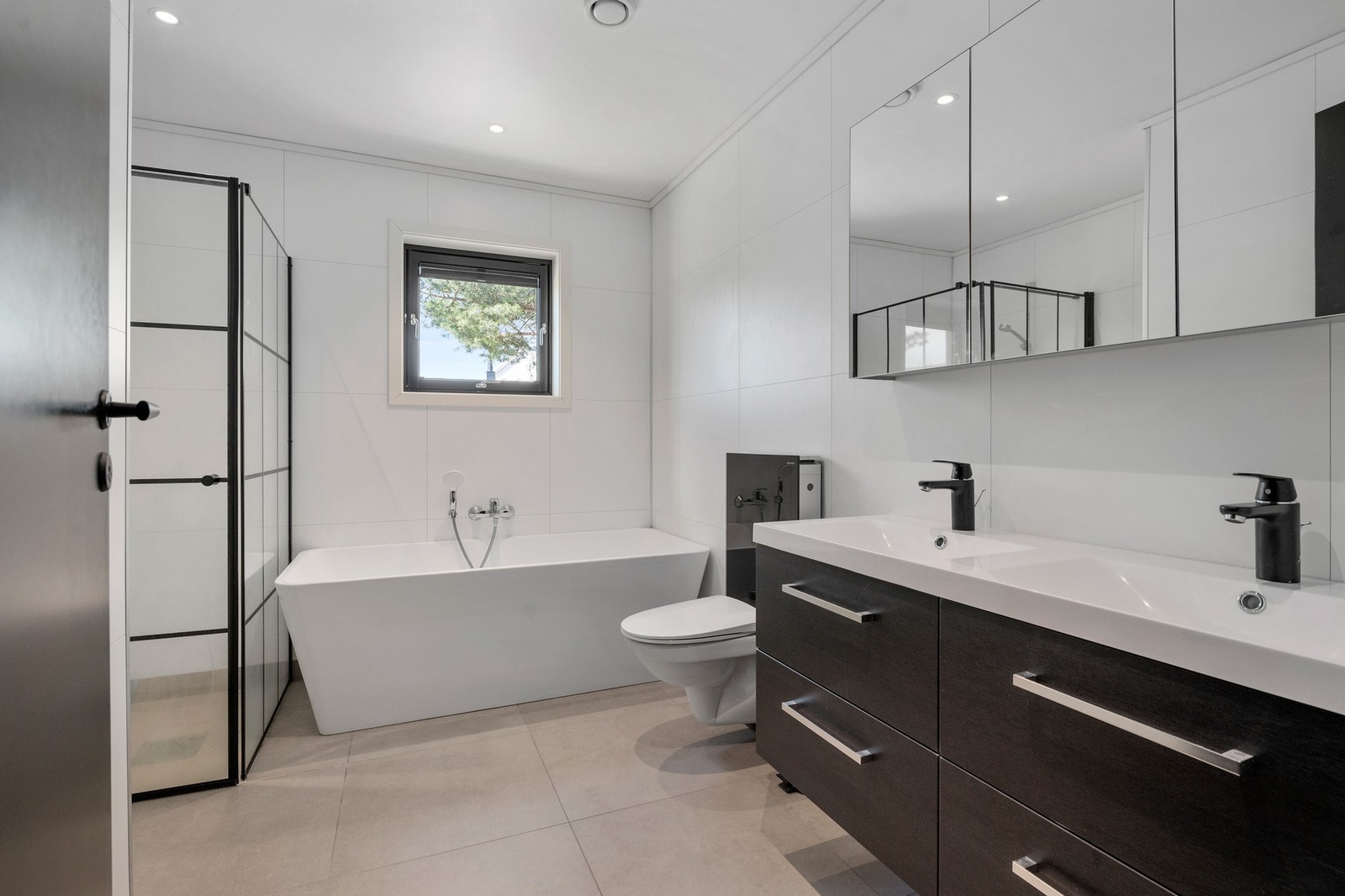 Badet har et stilrent og moderne utrykk. Galleribilde