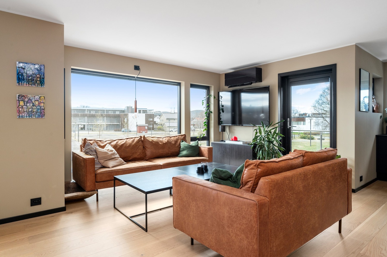 Stuen har flott utsikt og direkte tilgang til terrasse. Galleribilde