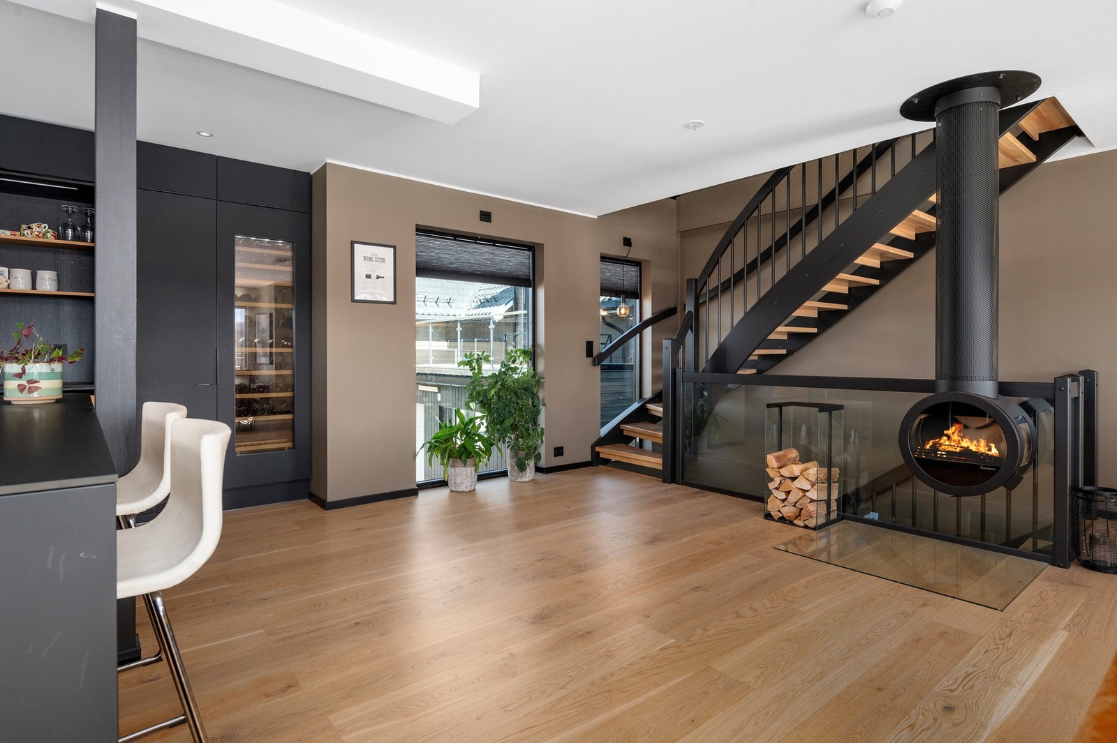 Innbydende oppholdsrom med varm og god atmosfære. Galleribilde