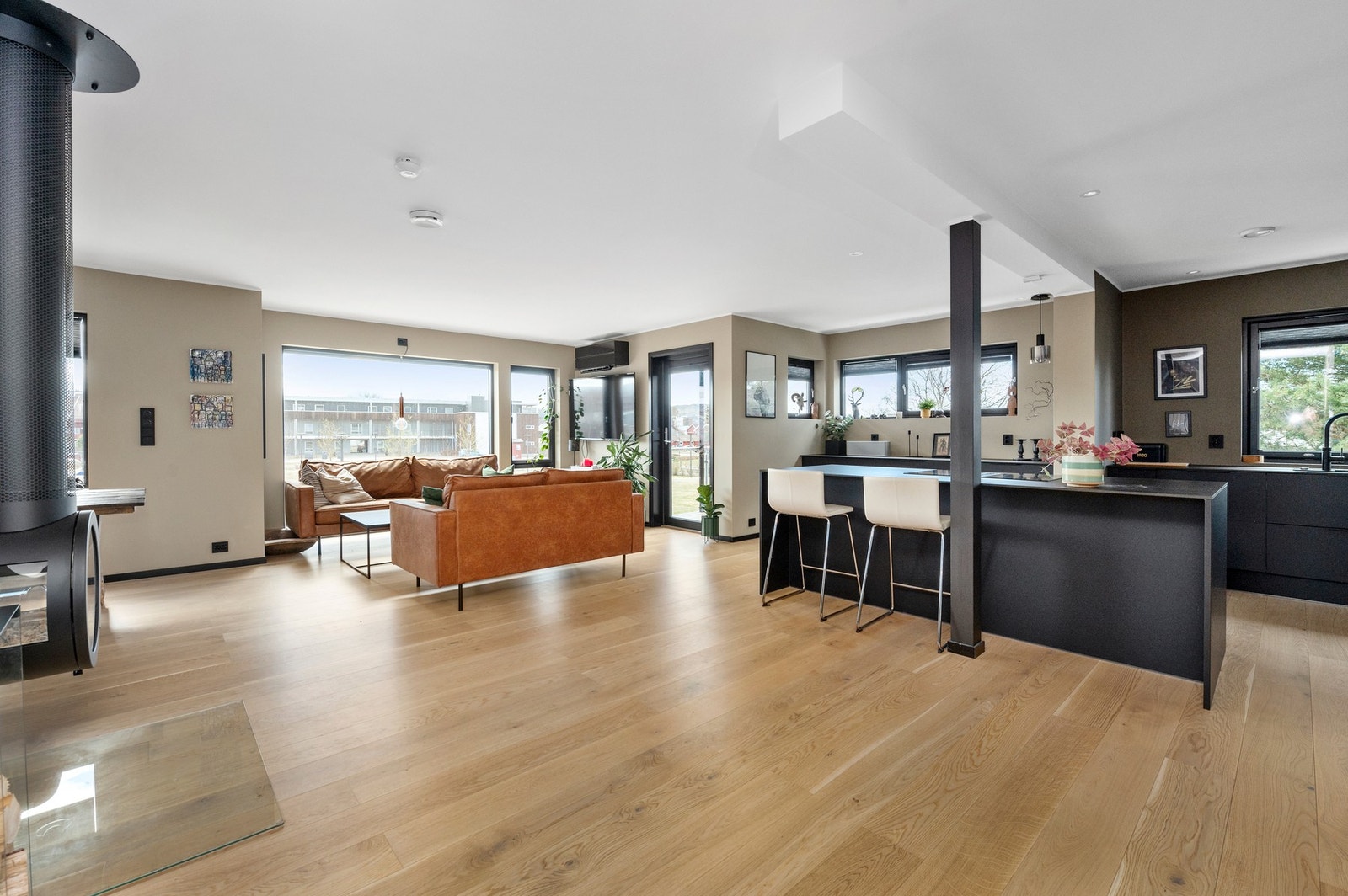 Romslig stue med store vindusflater og naturlig lysinnslipp. Galleribilde