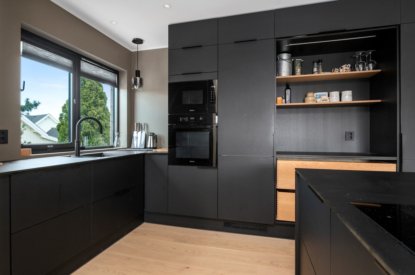 Integrerte hvitevarer følger med, det er gjort en rekke tilvalg på blant annet kjøkken. Galleribilde