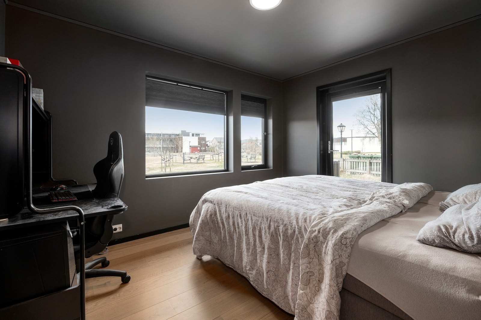 Romslig soverom i første etasje på 10 kvm. Galleribilde