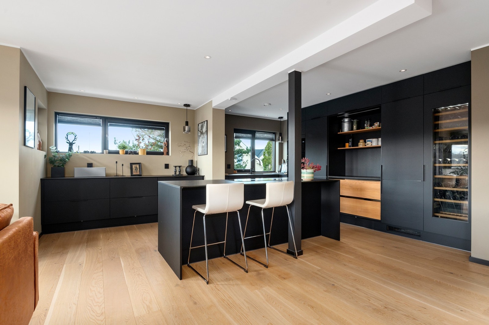 Stue og kjøkken i praktisk og sosial åpen løsning. Galleribilde