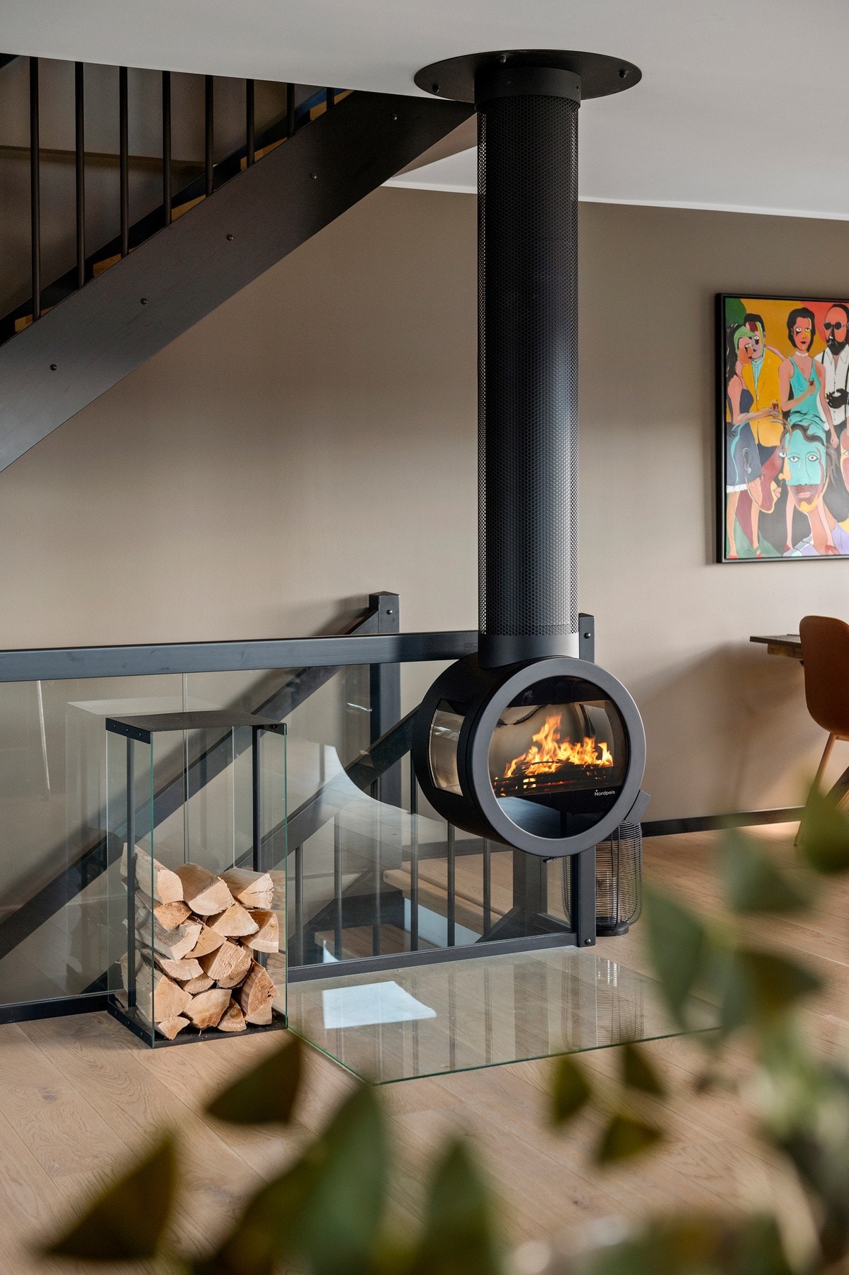 Boligen benytter elektrisitet, varmepumpe og vedfyring som varmekilder. Galleribilde