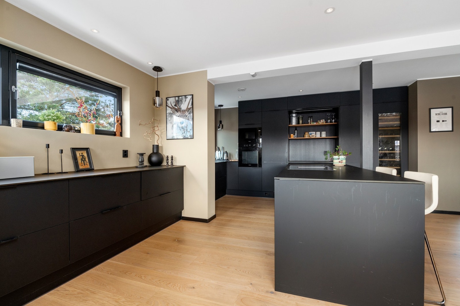 Kjøkken med integrerte hvitevarer og smart oppbevaring. Galleribilde