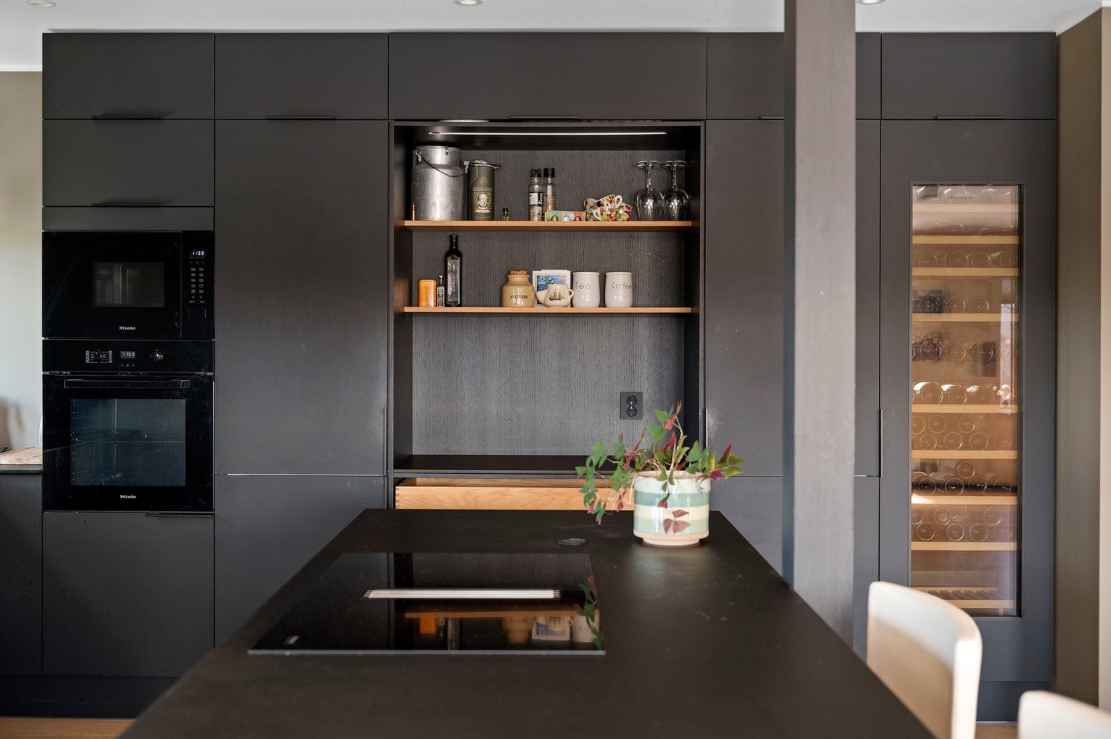 Funksjonelt kjøkken med praktiske løsninger og god benkeplass Galleribilde